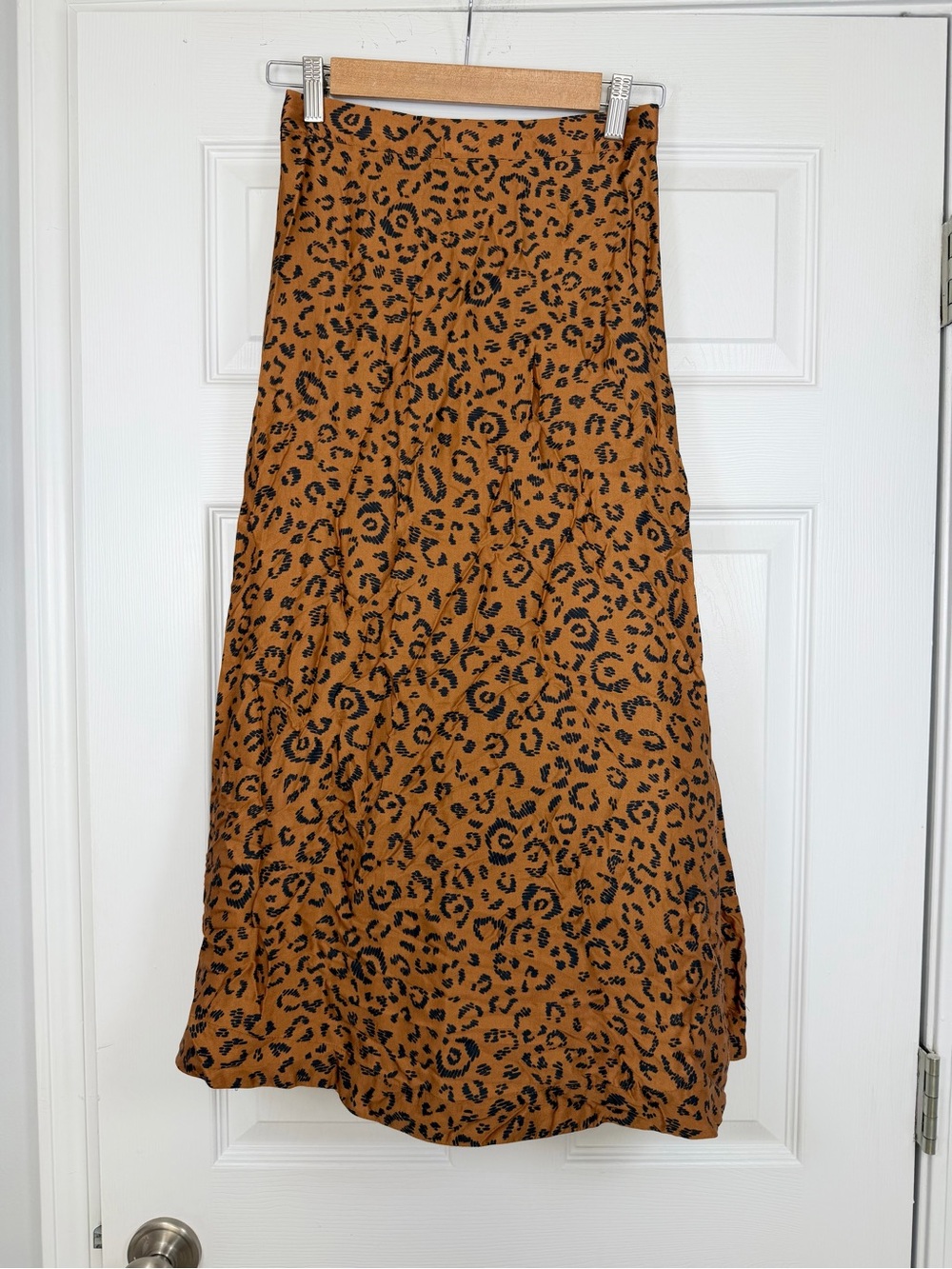Farm Rio Size XS • Leopard Silky Midi Skirt. - Picture 2 of 8